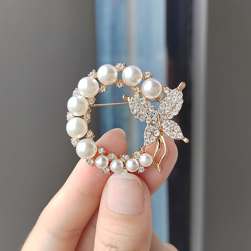 Fashionable retro brooch pearl
