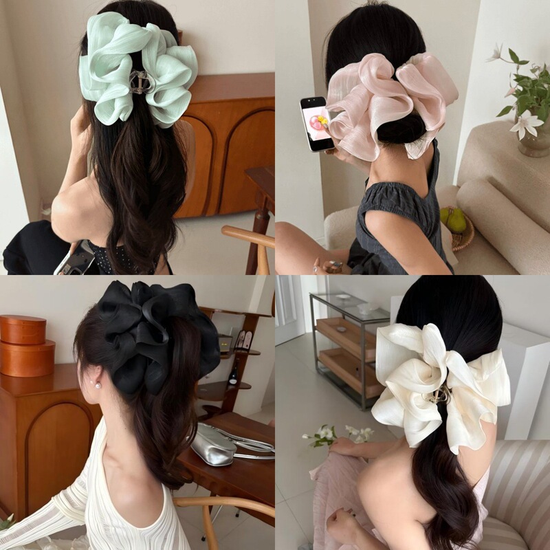 New exquisite pleated banana hair clip, extra-large ruffled pleated shiny fabric, delicate scrunchie that makes the face look smaller, creating an atmospheric look New exquisite pleated banana hair clip, extra-large ruffled pleated shiny fabric, delicate scrunchie that makes the face look smaller, creating an atmospheric look