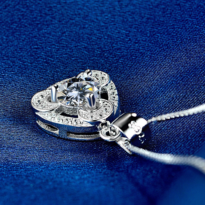 S925 diamante de plata esterlina moda ligera y lujosa alta sensación colgante de diamante femenino fresco dulce colgante fuente al por mayor