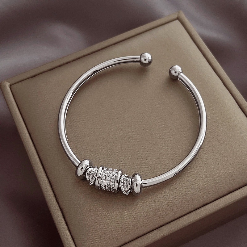 欧米のクロスボーダーにジルコンを入れて、ブレスレットを開けます。