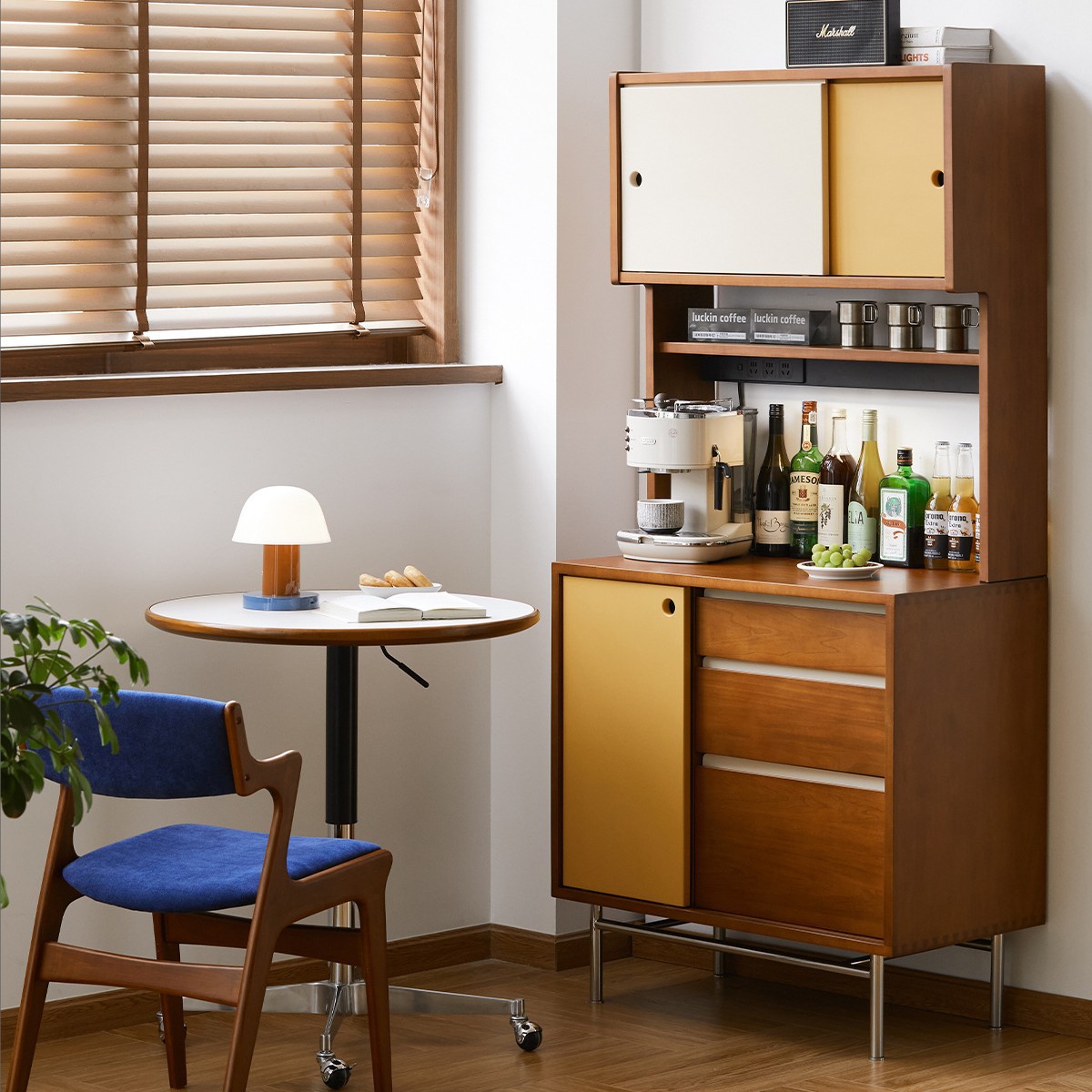 Aparador de madera maciza retro contra la pared, armario de almacenamiento integrado, apartamento pequeño estrecho, armario de té simple, mesa de colocación de máquina de café