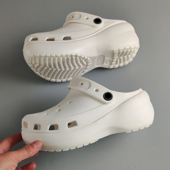 Yunduo Crocs Cross インターネットセレブと同じ厚底女性の身長を伸ばす多用途学生 EVA ビーチシューズは通気性と涼しさを備えています