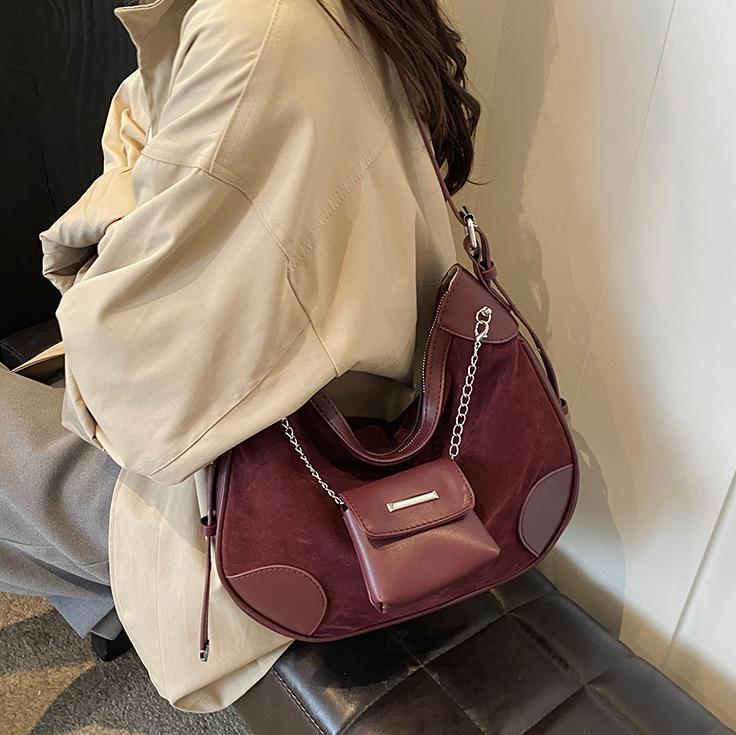 Otoño y invierno bolsas de cuero de gamuz mate para mujeres 2025 nuevas bolsas de brazo de hombro casuales versátiles bolsas de alta calidad de moda
