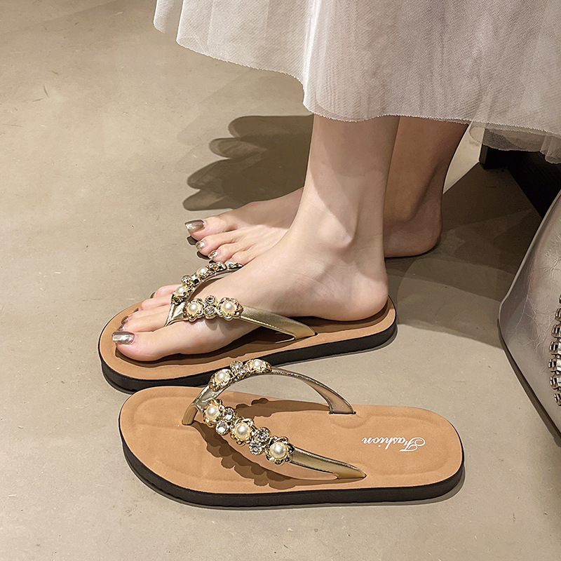 Fashionable women's summer flip-flops for outdoor wear, stylish retro flat non-slip vacation beach sandals wholesale