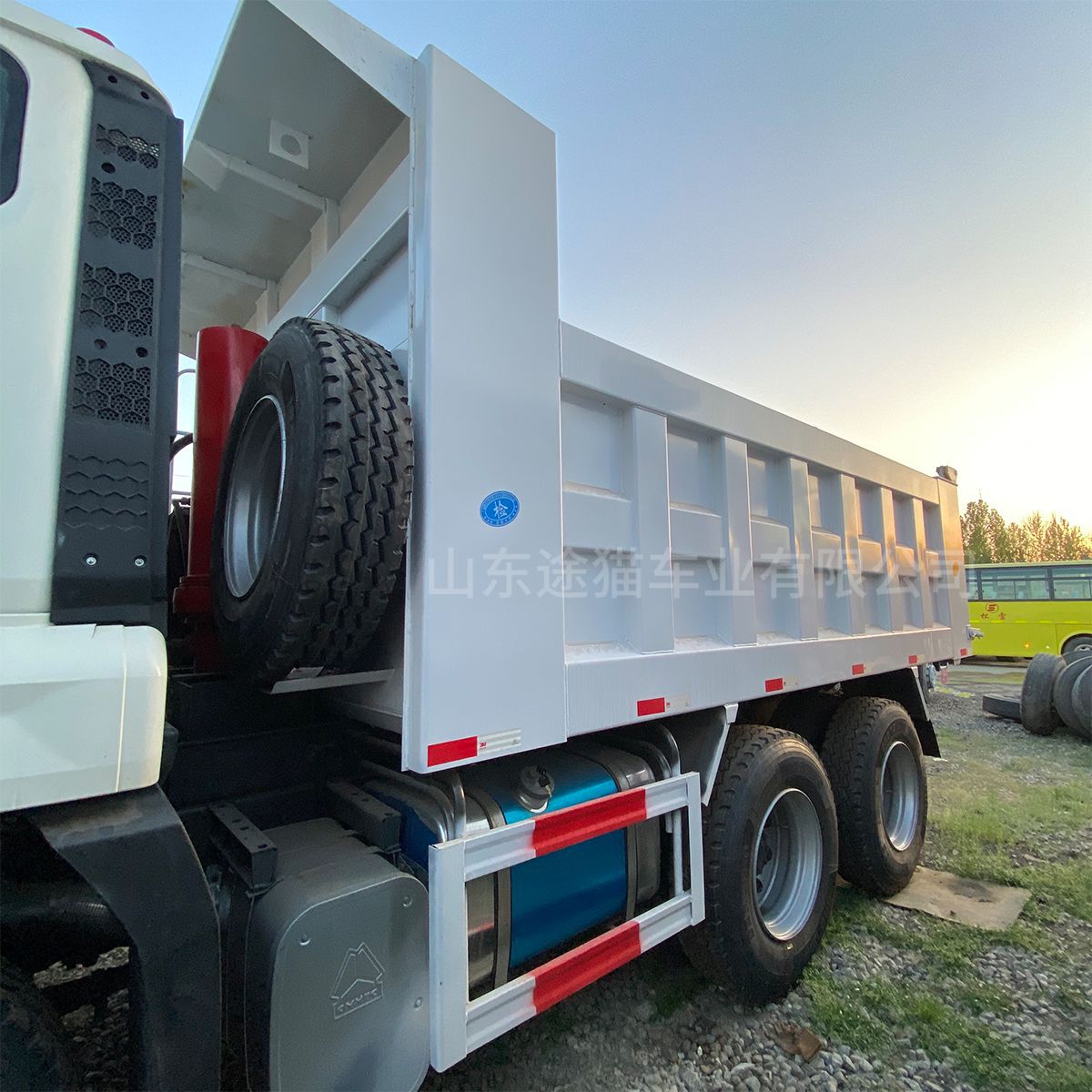 Haohan J5G Eight-Wheel Dump Truck for Construction Site Waste Transport, Diesel-Powered Dump Truck for Earthmoving, Manufacturer's Truck