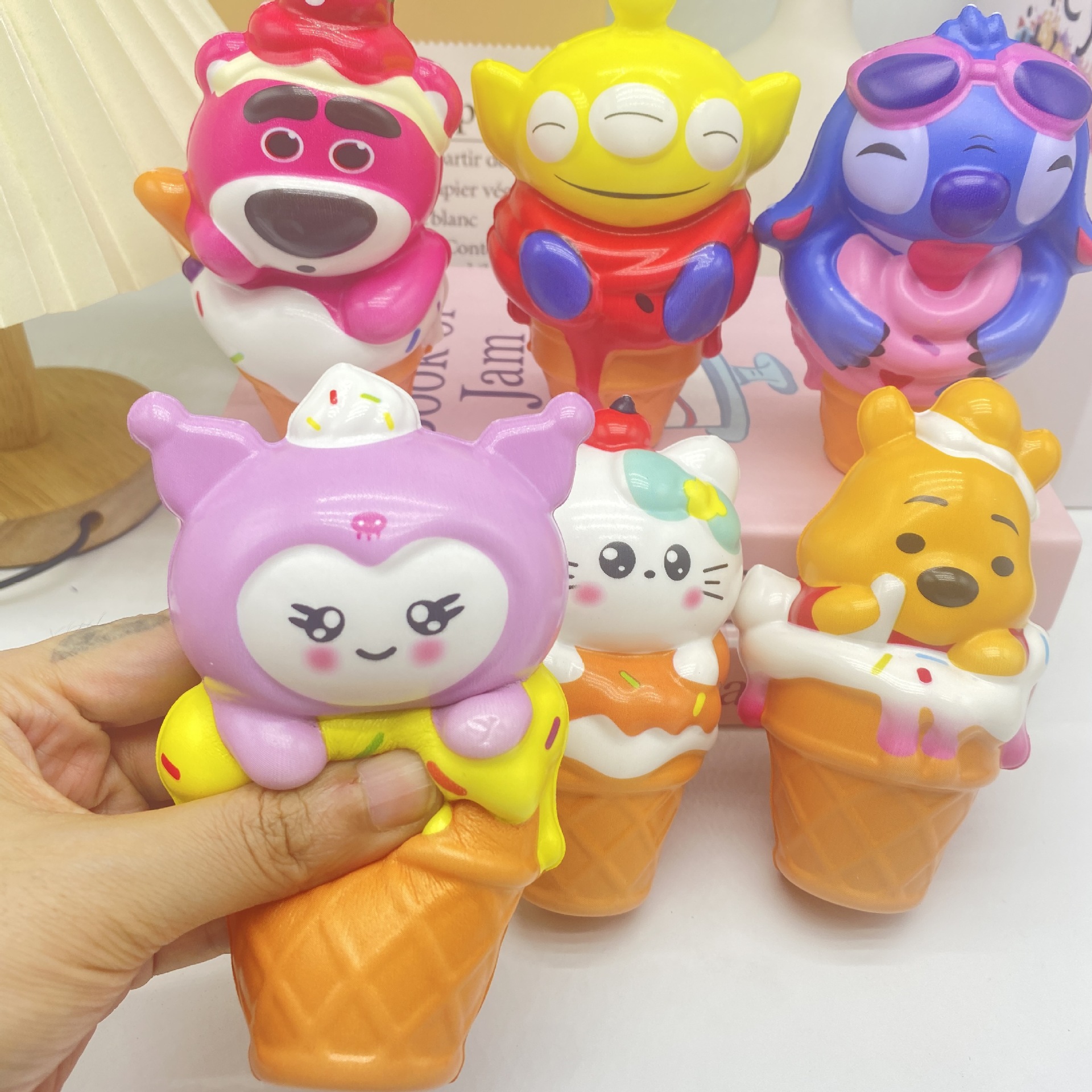 Jugues de helado pellizco Levinia Strawberry Bear Star Karby creativo muñeca de dulces adornos hechos a mano tres ojos