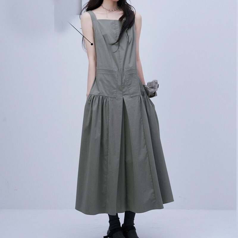 Simple workwear-style square-neck camisole dress for women, featuring patch pockets, patchwork, pleated design, and a long, flowing skirt. Loose fit, flattering to the figure