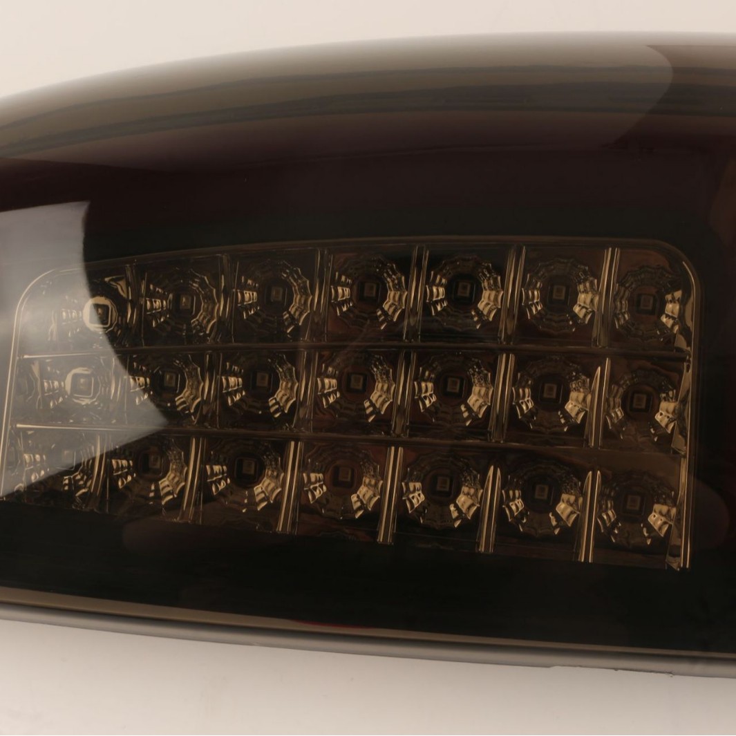 Aplicable a Chevrolet 03-06 SILVERAD0 Solode modificado LED negro luz trasera multifuncional