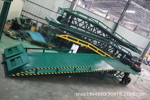 Mobile hydraulic boarding bridge container loading truck ramp bridge lift forklift runway container unloading platform