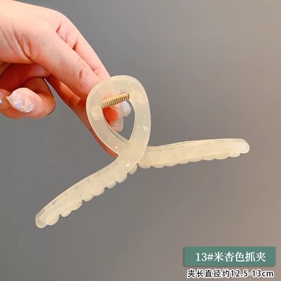 Off-white plastic figure-eight gripper 13.5cm