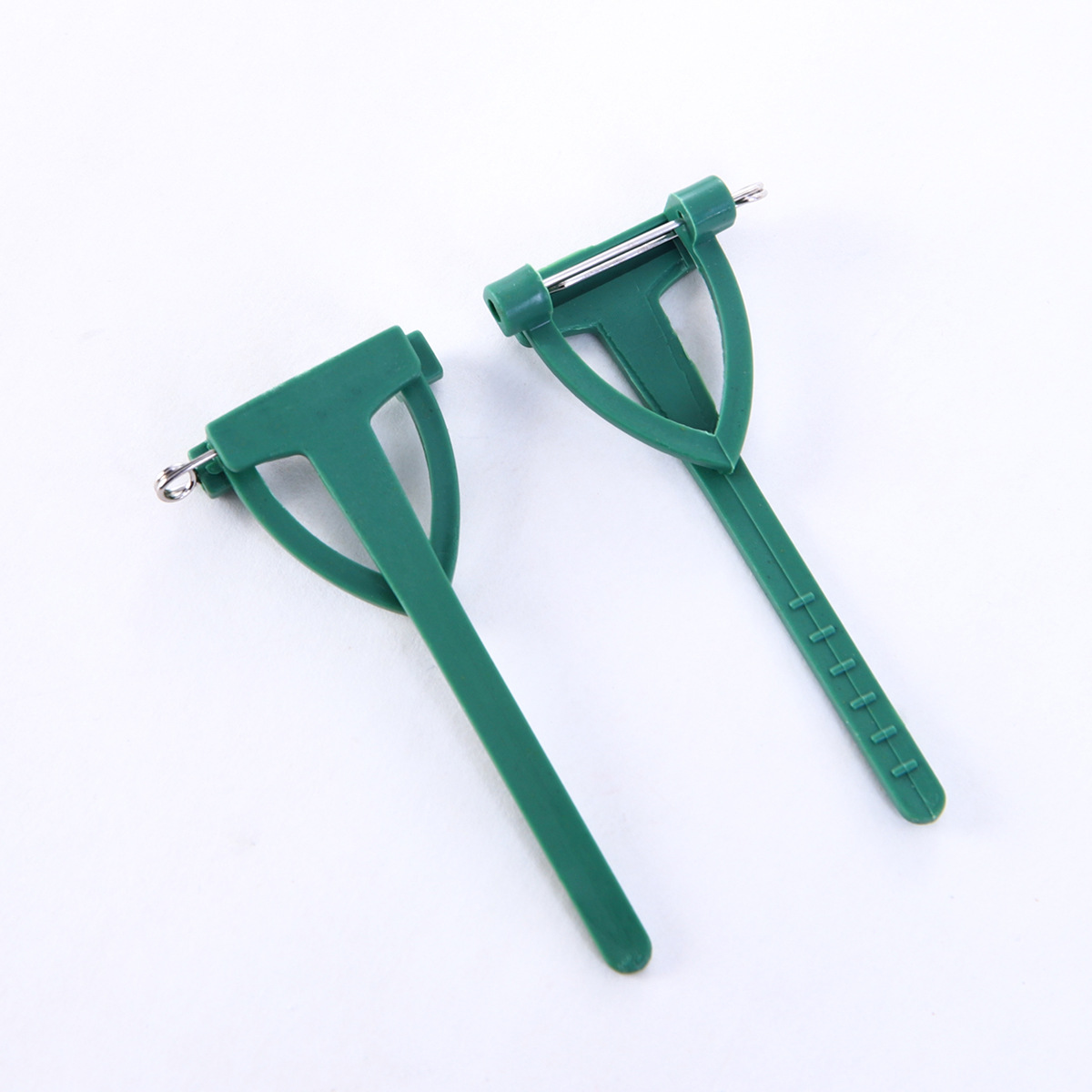 Broche de plástico triangular ramo de flores broche