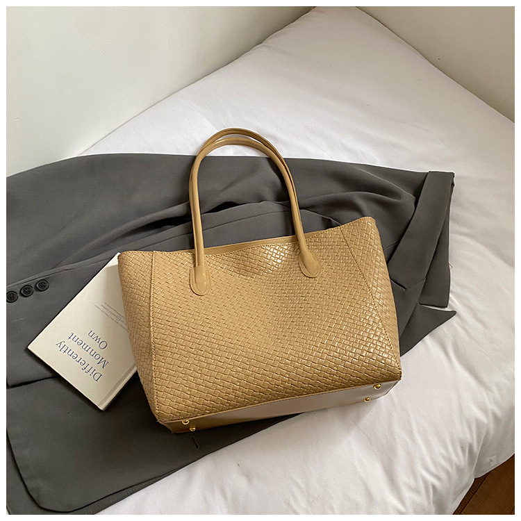 Bolsa de moda retro de gran capacidad para mujeres 2025 nueva bolsa de hombro transfronteriza simple textura casual bolso de abrigo