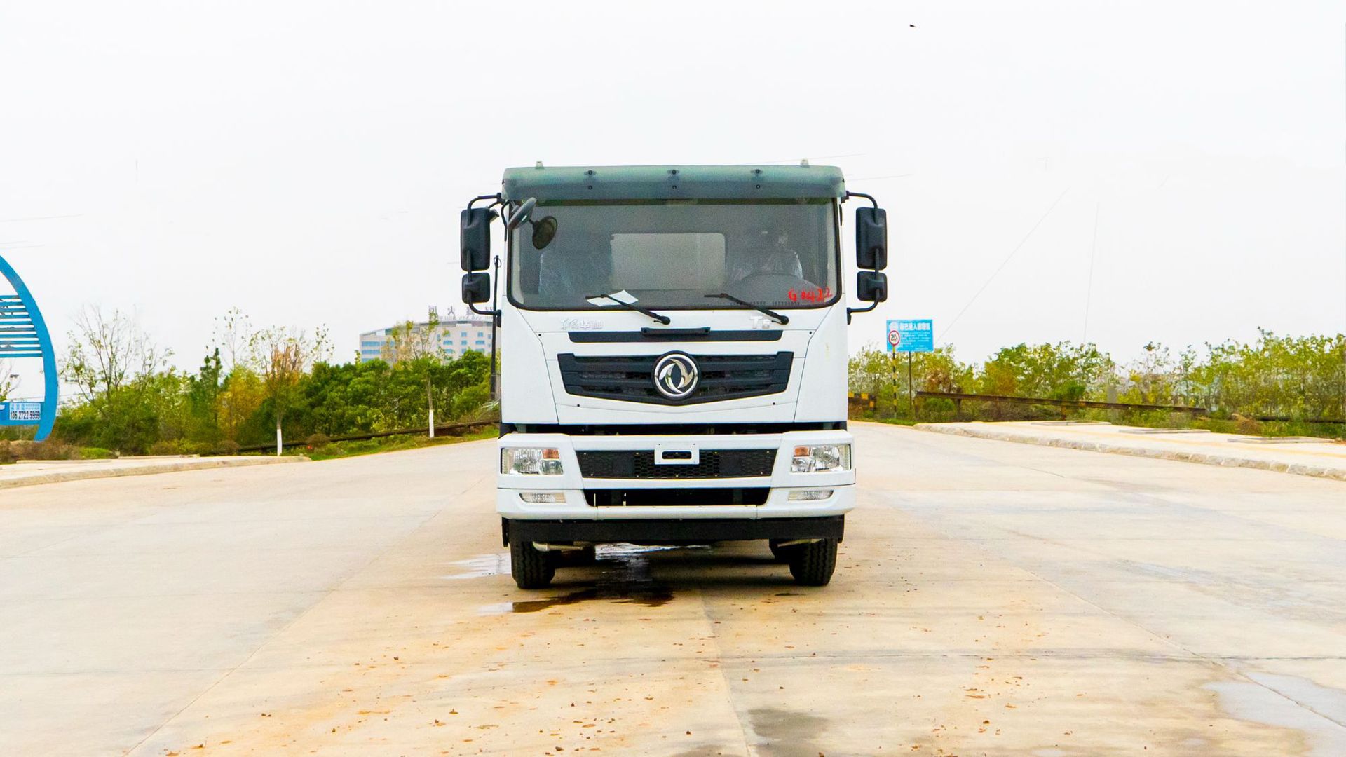 25 Square Dongfeng Huashen Sprinkler Truck, Transport Water, Road Sprinkling, Landscaping Spraying Truck