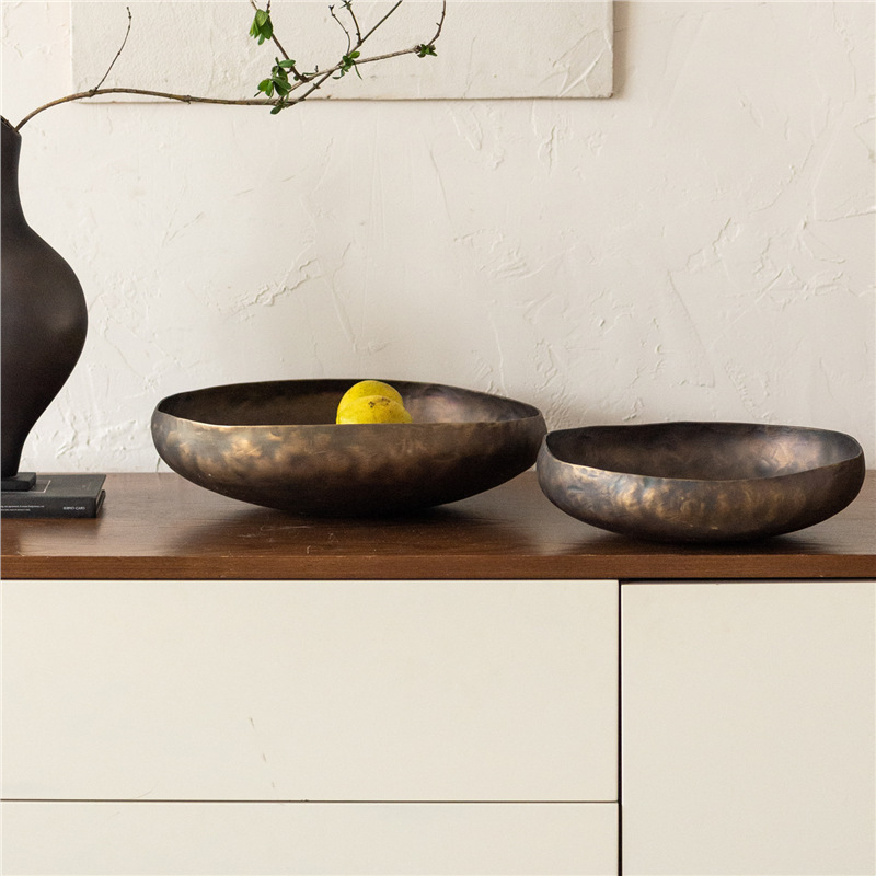 India importa estilo europeo retro para hacer cuencos decorativos antiguos e irregulares sala modelo Sala de estar decorada con bandeja de metal y platos de frutas