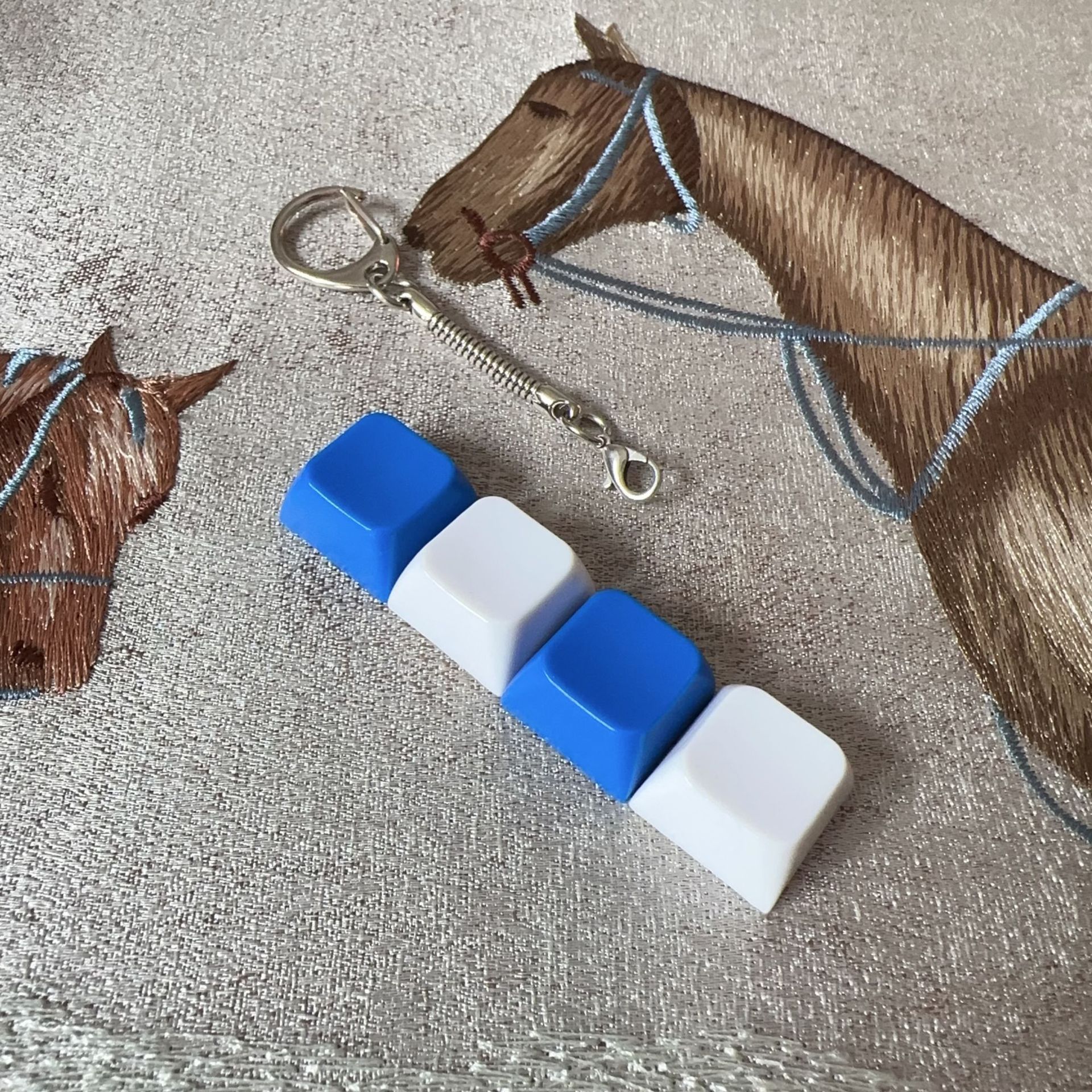 Four-button white shell - klein blue + white