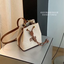 高级感水桶包时髦大容量单肩包潮流百搭单肩包抽绳设计女士斜挎包
