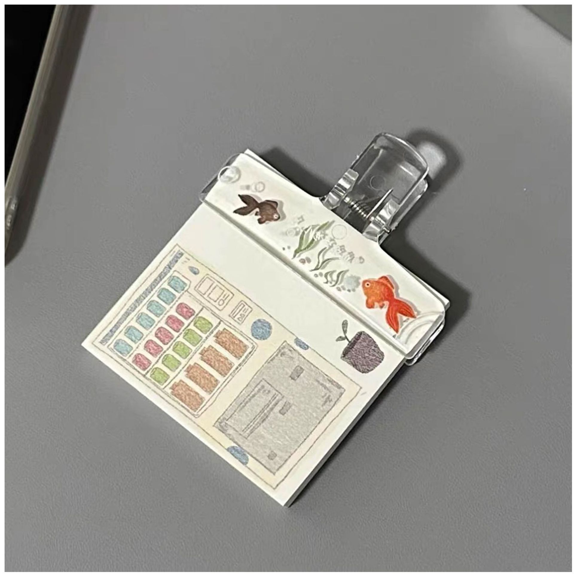 Clip de cola larga de pez dorado de verano Libro de estudiante de acrílico transparente Cuenta manual Fijador de partitura de piano Clip de recibo de archivo