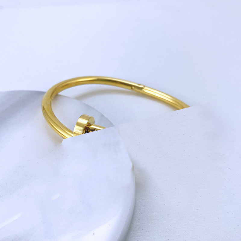Estilo europeo y americano clásico transfronterizo acero de titanio oro rosa no se desvanece pulsera con forma de clavo celebridad de Internet pulsera de moda de lujo ligero mujer