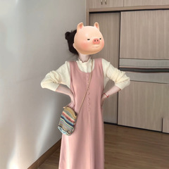 早春のセットは優しい風で、ゆったりとした長いピンクのベストワンピースを着ています。