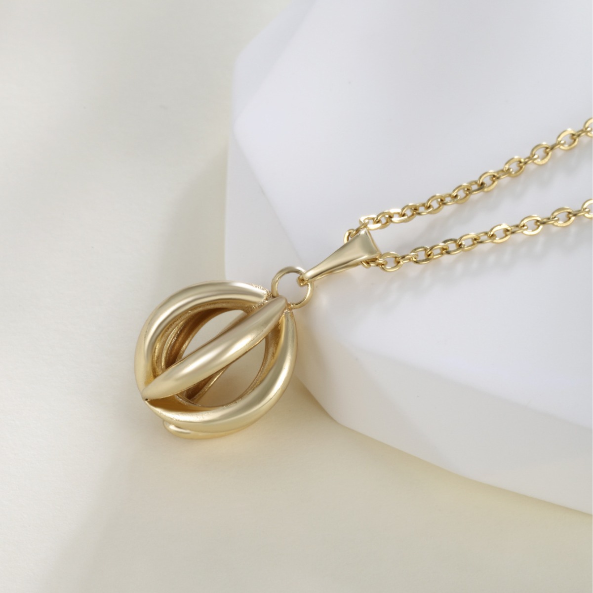 Xuping aleación de cobre chapado en oro brillante collar de colgante lingüístico femenino europeo y americano colgante de temperamento de oro simple al por mayor