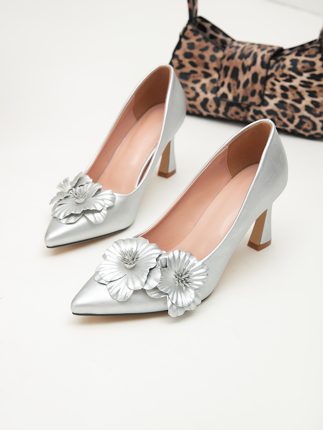Escarpins argentés à bout pointu et talon épais pour femme, élégants, parfaits pour les mariages et les banquets, ornés de fleurs en 3D._voghion.com