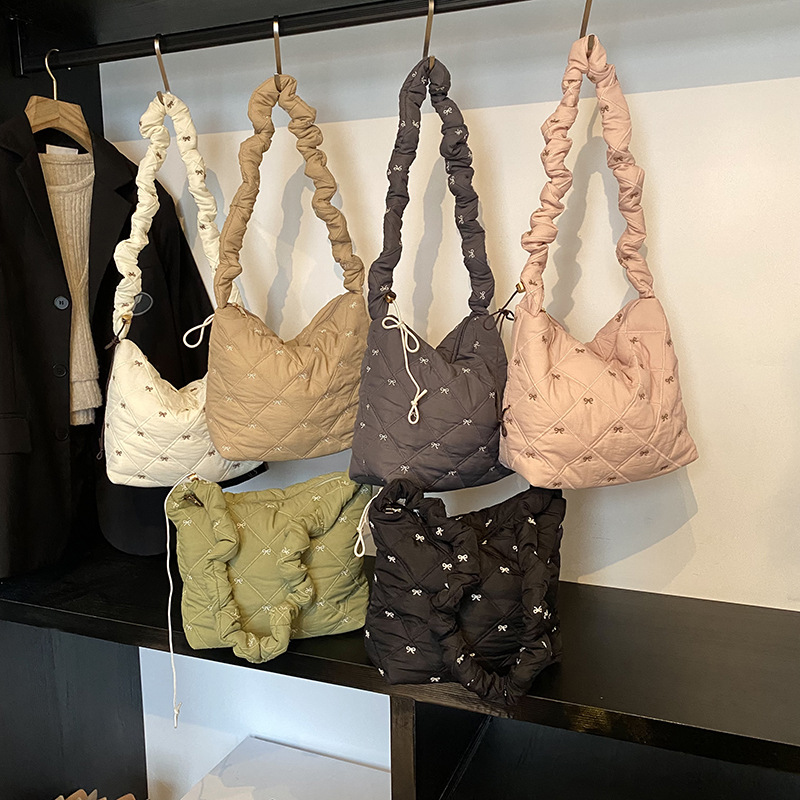 Otoño y invierno de gran capacidad para mujeres 2024 nuevo diseño de arco de bordado ligero de hombro mochila de viaje bolsa