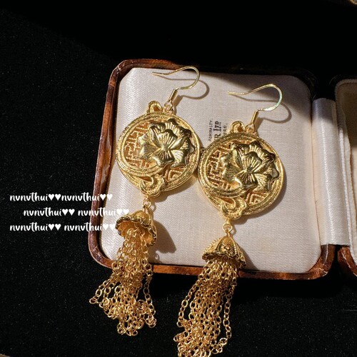 Textured gold daisy pearl bracelet, antique feel, 18K gold plated, honeycomb flower tassel earrings