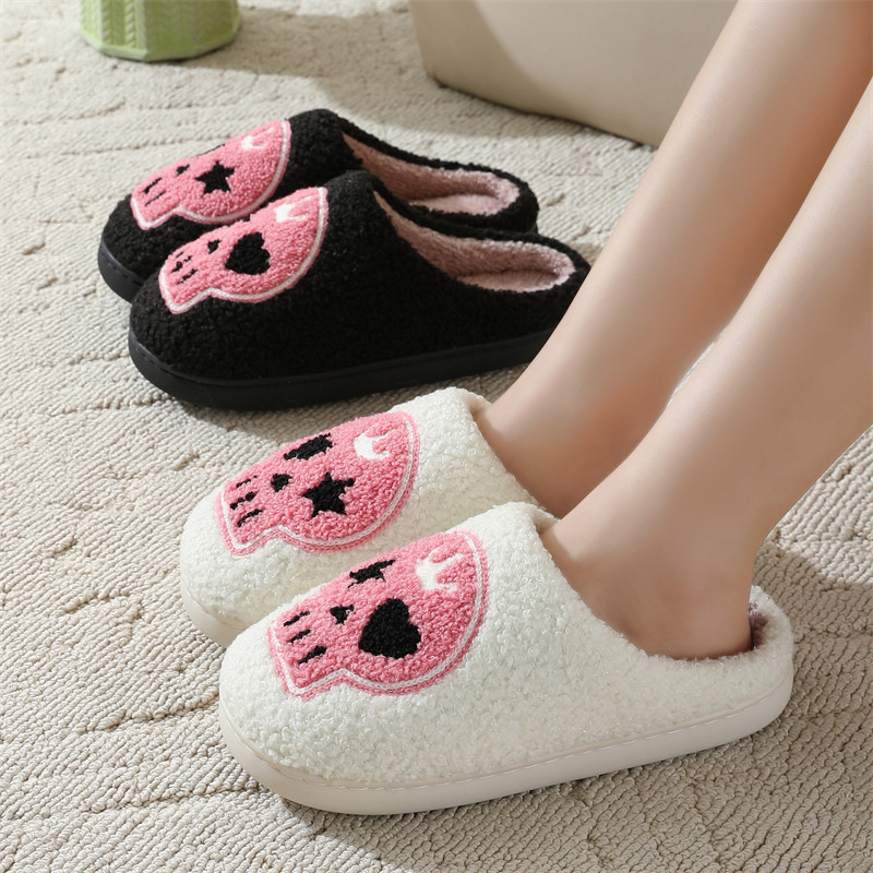 Chaussons en peluche squelette d'Halloween, pantoufles à bout fermé, chaussures de maison confortables et chaudes à enfiler, pantoufles mignonnes en fourrure douce pour hommes et femmes S045_voghion.com