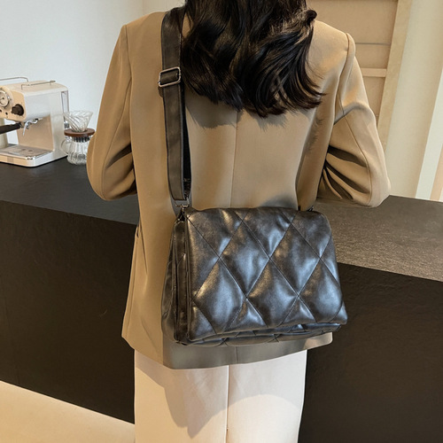 High-quality large-capacity commuting shoulder crossbody bag for women, retro chevron design, unique messenger bag