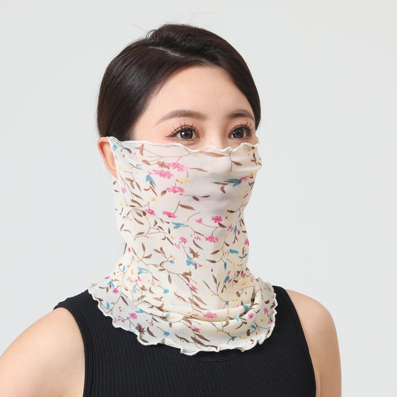 首を囲む女性の頭は夏の薄いタイプの日焼け止めのビーストタオルで首を保護します。|undefined