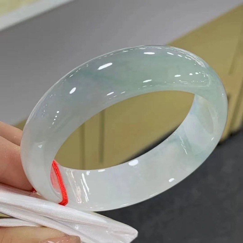 Vòng tay ngọc bích tự nhiên Miến Điện chính hãng, màu xanh lá cây nhạt trong suốt, đường kính trong 50–64 mm chi tiết 2