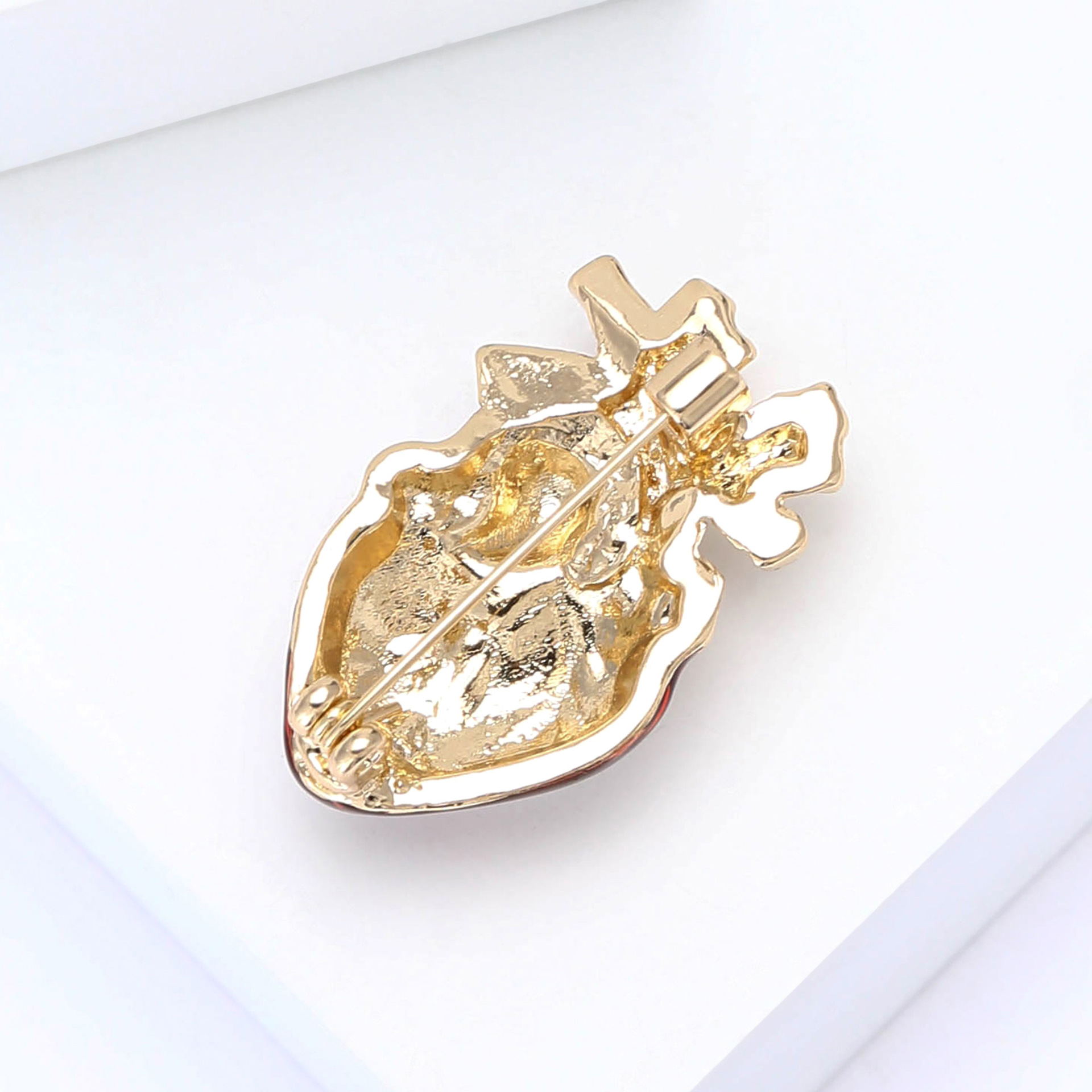 New European and American personality alloy enamel heart brooch versatile creative ladies suit coat corsage jewelry pins