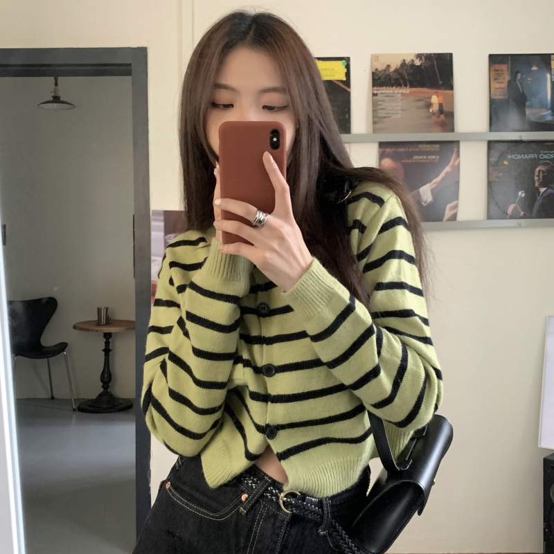 绿色条纹针织衫0205早秋穿搭上衣长袖开衫气质复古短款毛衣外套女
