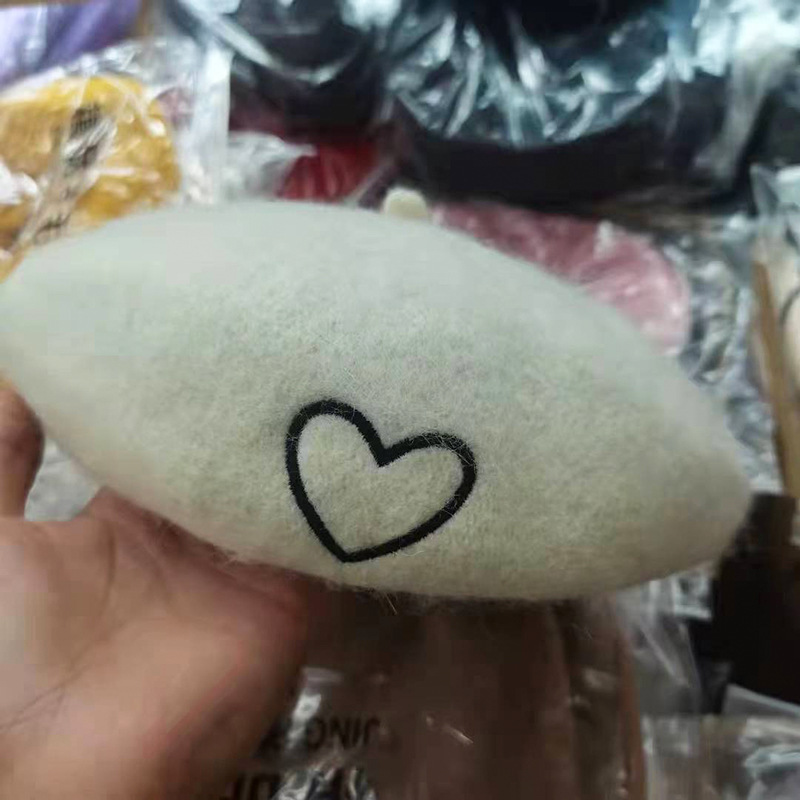ネットの赤い愛の刺繍のベレー帽の女性の秋冬の百合のウールの帽子の甘い復古の文芸の画家の帽子の卸売り|undefined