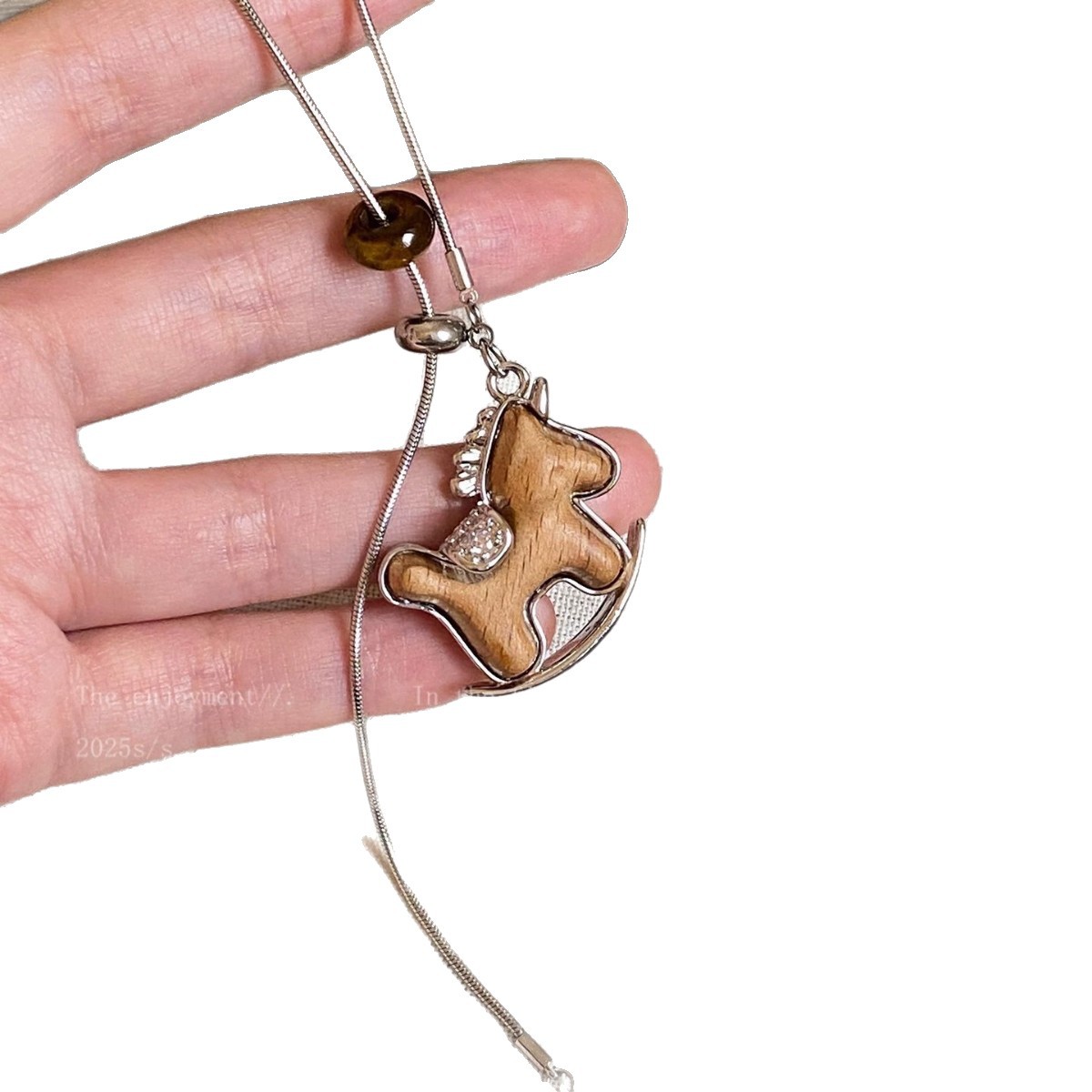 Collier pendentif poney en bois pour femme, collection automne-hiver 2026, chaîne pull longue, accessoire vintage porte-bonheur inspiré du zodiaque chinois._voghion.com