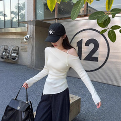 斜领露肩针织衫女秋季2025新款气质修身显瘦开叉不规则长袖上衣潮
