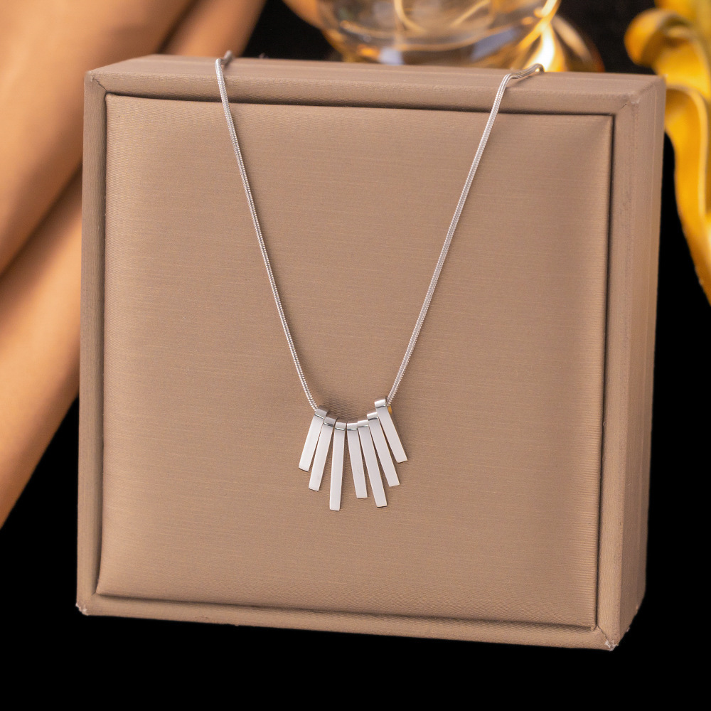 [collar de acero de titanio dorado + acero] collar de amor de nicho con cadena de clavícula avanzada en la moda de lujo ligero femenino