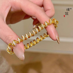 Puzuo Gold Shop の同じスタイルのサンドゴールドとダイヤモンドの電話線巻きブレスレット、女性用、軽い高級スタイル、ファッショナブルなニッチなハンドジュエリー