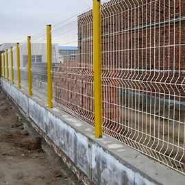 三角折弯桃型立柱护栏网道路隔离三角弯喷塑铁丝围栏网