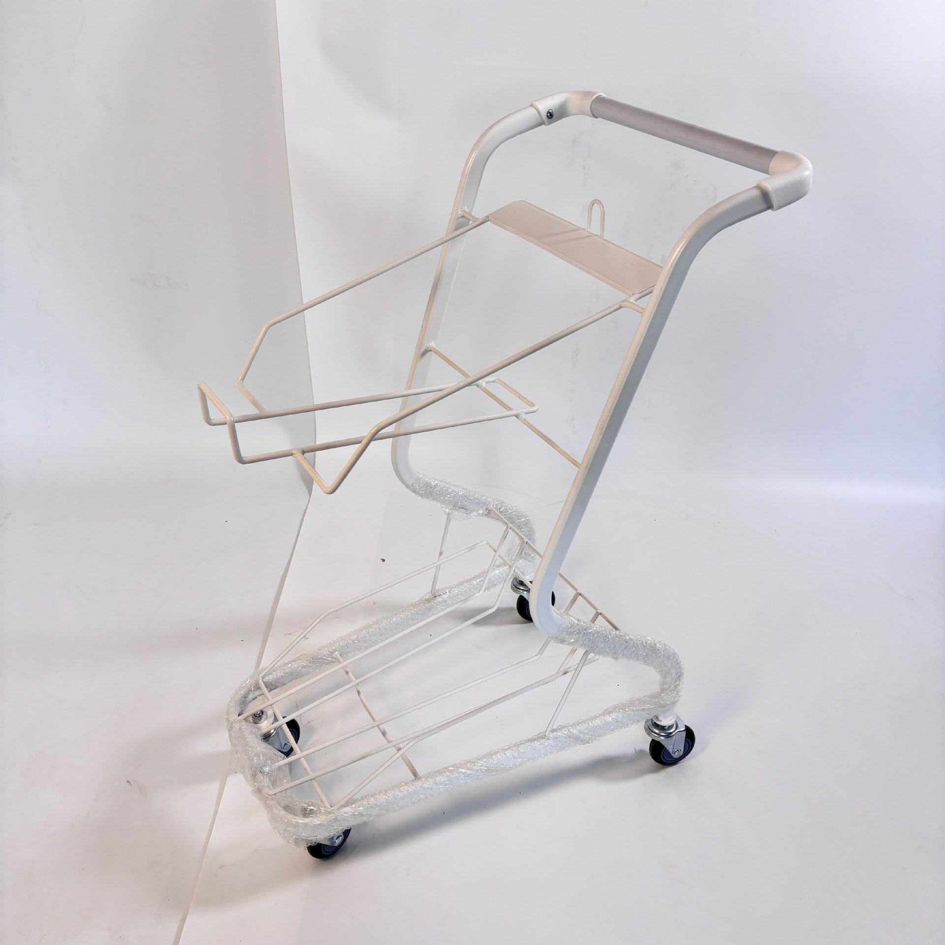 흰색 바구니 카트 Zhao Yiming은 동일한 스낵 카트를 원합니다.