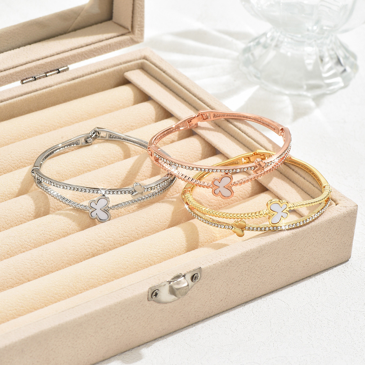Brazalete de cuatro hojas de doble anillo de diamante de alto nivel coreano brazalete de aleación de moda universal brazalete de lujo ligero
