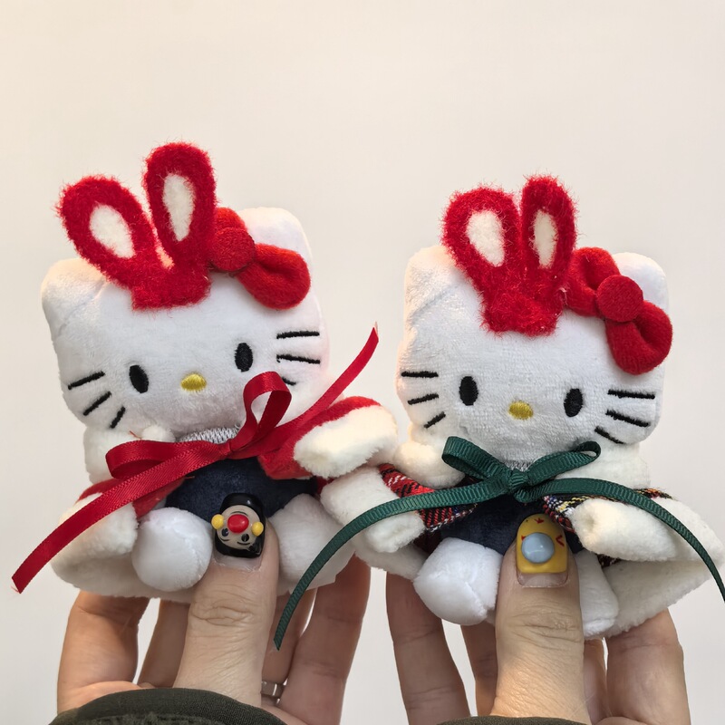 ハローキティのクリスマスプレゼントは彼女の親友に可愛いぬいぐるみのバッグのアクセサリーをプレゼントします。|undefined