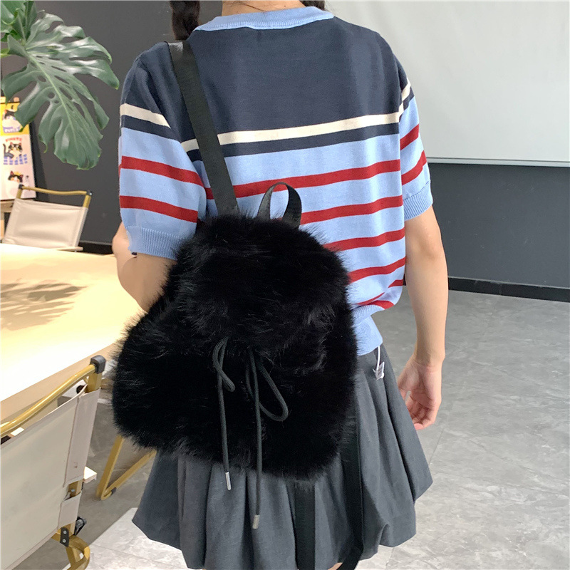 Mochila de pelúcia de color sólido para mujeres de alta calidad de moda bolsas de lana de cuerda de tracción de otoño y invierno 2025 nueva mochila de damas de comercio exterior