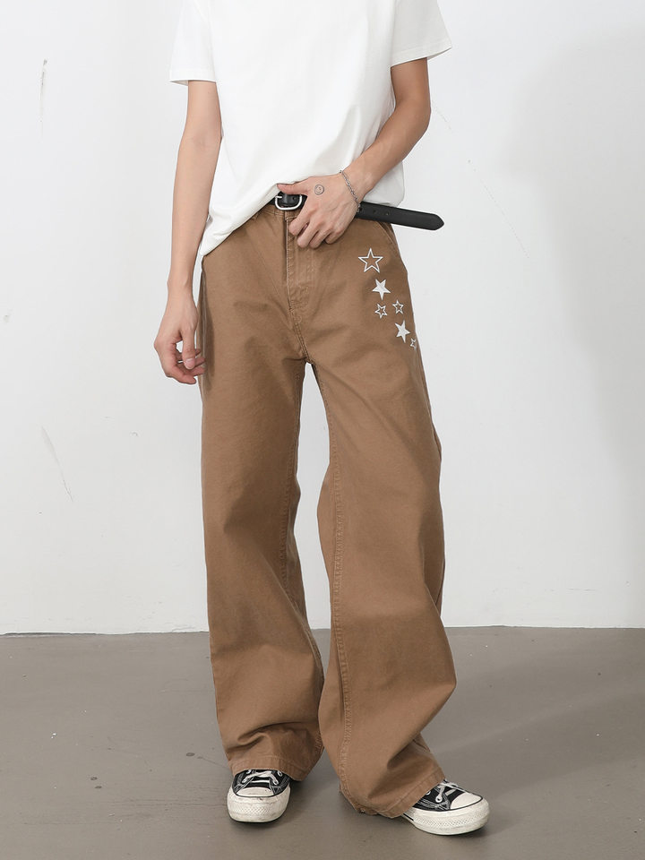 Quần dài nam ống rộng lưng trung in họa tiết ngôi sao Mỹ, form suông thoải mái — Xanh da trờicolor, màu kaki, màu xám, màu đỏ