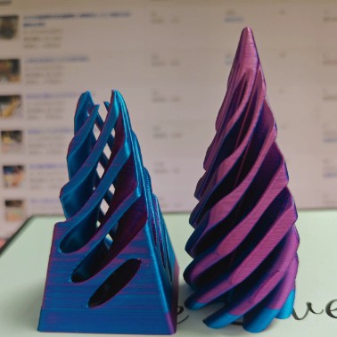 정사각형 피라미드 파란색과 빨간색