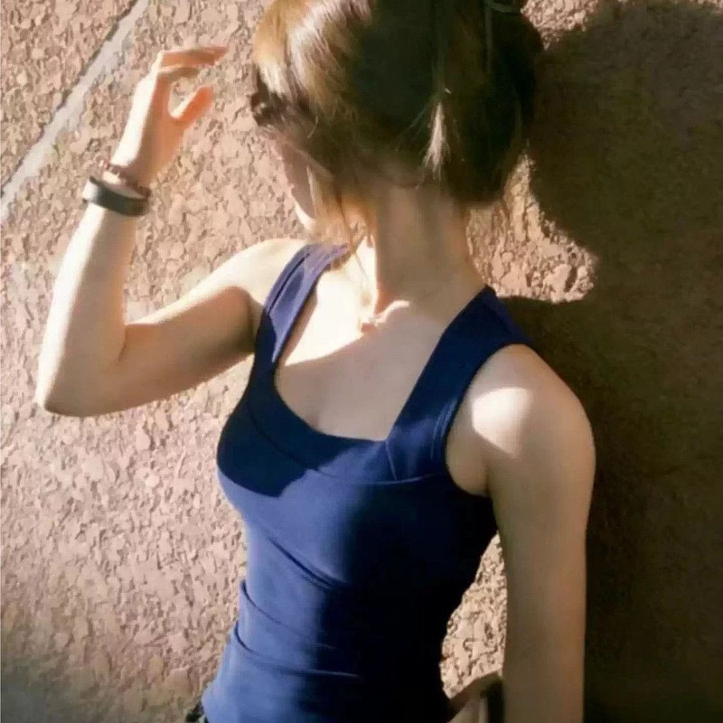 Square-neck camisole for women, summer slim-fit outerwear, conceals side bulges, beautiful back, sleeveless top for layering Square-neck camisole for women, summer slim-fit outerwear, conceals side bulges, beautiful back, sleeveless top for layering