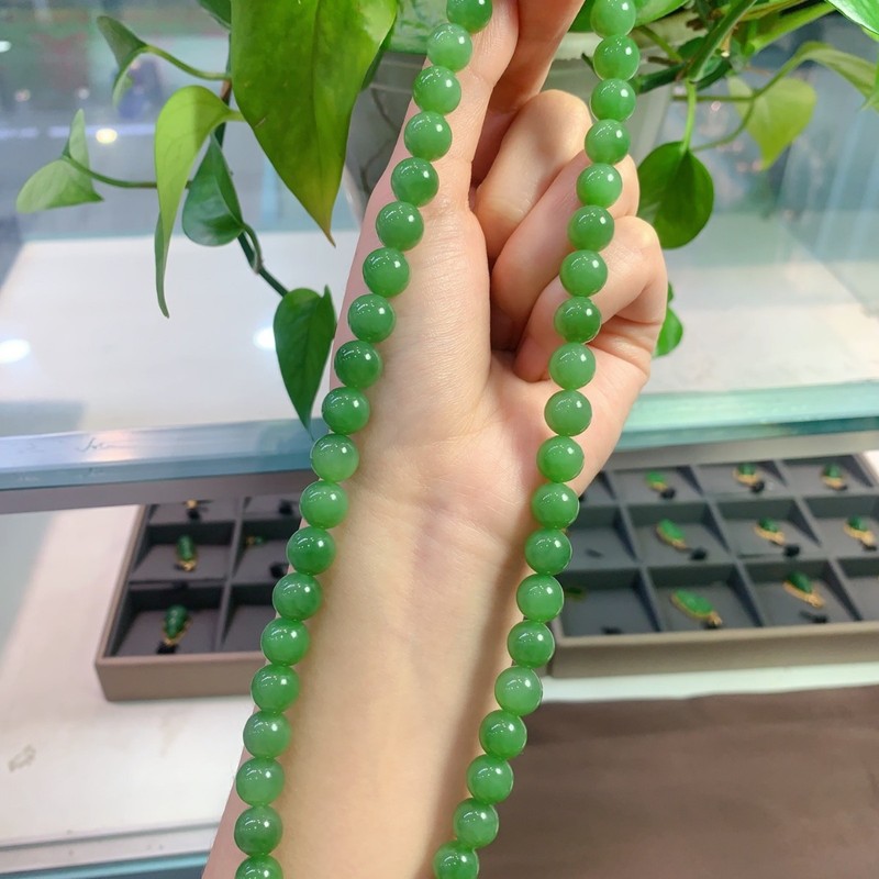 收藏级天然新疆和田玉俄料碧玉9.5mm 圆珠项链冰润果绿阳绿无黑点|undefined