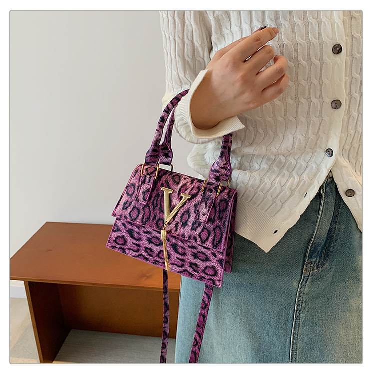 The new leopard print handbag is trendy and stylish. The crossbody bag has a simple texture and a spicy girl style. It is a unique single-shoulder small square bag undefined