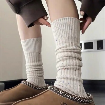 Get a Sense of Luxury~ Gray Color Dot Socks! It Looks so Good When You Pile It up and Wear It~ Straighten It into Calf Socks~