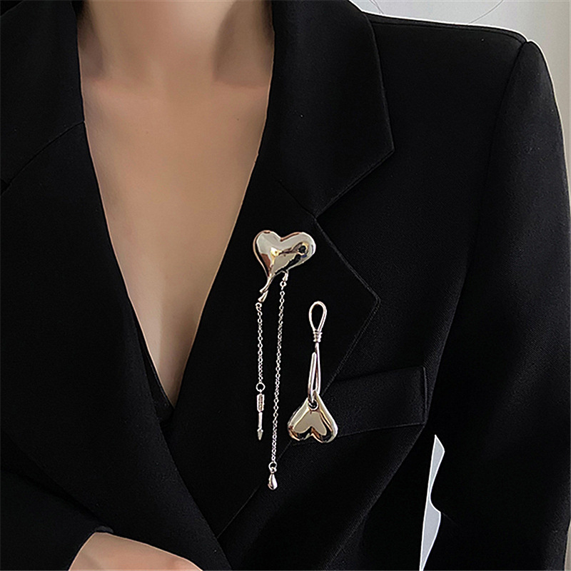 Design Sense Cold Style Metal Love Brooch Women's Ins Trendy Personalized 2024 New Style Bear Tassel Peach Heart Pin